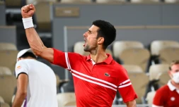 La joie du Serbe Novak Djokovic, après avoir battu l'Italien Matteo Berrettini, en quart de finale du tournoi de Roland Garros, le 9 juin 2021 à Paris