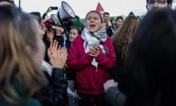 La militante Ă©cologiste Greta Thunberg dans un cortĂšge de manifestants rĂ©clamant l'arrĂȘt d'un projet de huit nouveaux forages pĂ©troliers prĂšs d'Arcachon, le 11 fĂ©vrier 2024 Ă Bordeaux