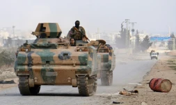 Des rebelles syriens appuyés par des soldats turcs près d'Al-Bab, en Syrie, le 9 février 2017