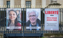 Les portraits de Cécile Kohler et Jacques Paris, devant l'Assemblée nationale à Paris le 11 mars 2026