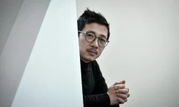 L'artiste d'origine vietnamienne Bao Vuong pose à la galerie A2Z à Paris le 13 janvier 2022