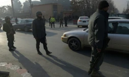 Des forces de sécurité afghanes bloquent une route après un attentat à Kaboul, le 25 décembre 2017