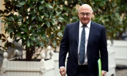 Le ministre français des Finances Michel Sapin à son arrivée à l'hôtel Matignon le 6 janvier 2016 à Paris