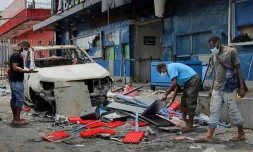 Image tirée d'une vidéo de l'AFPTV montrant des habitants déblayant des débris dans une rue de Port Moresby aprÚs des émeutes, le 11 janvier 2024 en Papouasie-Nouvelle-Guinée