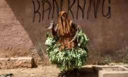 Un homme en costume traditionnel kankurang lors du festival kankurang Ă Janjanbureh, le 27 janvier 2024 dans l'est de la Gambie