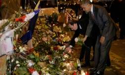 Les présidents français François Hollande et américain Barack Obama, se recueillent une rose blanche à la main, devant le Bataclan le 30 novembre 2015 à Paris