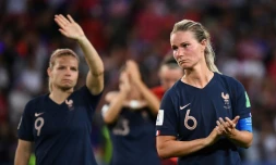 La capitaine des Bleues Amandine Henry quitte la pelouse du Parc des Princes aprÚs la défaite face aux Etats-Unis en quarts de finale du Mondial, le 28 juin 2019