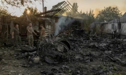 Des enquêteurs ukrainiens examinent l'épave d'un drone de combat russe à Kostyantynivka, dans la région orientale de Donetsk, le 5 octobre 2024