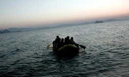 Des migrants arrivent sur l'île grecque de Kos sur un petit bateau pneumatique, le 19 août 2015