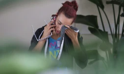 Une femme pleure à l'extérieur de l'hôtel où des familles de victimes sont rassemblées après la pire tuerie aux Etats-Unis dans un club gay d'Orlando (Floride), le 12 juin 2016 