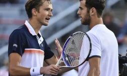 Le Russe Daniil Medvedev (g) congratule son compatriote Karen Khachanov aprÚs l'avoir battu en demi-finales du Masters 1000 de Montréal, le 10 août 2019
