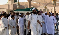 Des hommes transportent le cercueil du président tunisien déchu Zine El Abidine Ben Ali lors de ses funérailles à Médine, dans l'ouest de l'Arabie saoudite, le 21 septembre 2019