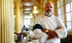 Le chef étoilé français Philippe Etchebest, brassard noir en signe de protestation contre la fermeture des restaurants, dans son établissement "Le QuatriÚme Mur" à Bordeaux, le 30 septembre 2020
