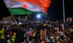 Des partisans des militaires qui ont pris le pouvoir au Niger manifestent devant une base aérienne franco-nigérienne, le 9 septembre 2023 à Niamey