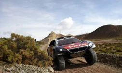 La Peugeot de Sébastien Loeb, lors de la 4e étape du Dakar, le 6 janvier 2016 autour de Jujuy en Argentine