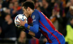 L'attaquant vedette du Barça Neymar embrasse le ballon après avoir inscrit un but face au PSG en Ligue des champions au Camp Nou, le 8 mars 2017 