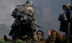 Un acteur en uniforme allemand de la Seconde Guerre mondiale lors d'une scène de capture de soldats américains durant une reconstitution de la bataille des Ardennes, à Hardigny (Belgique) le 15 décembre 2019