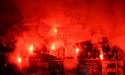Des supporters marseillais allument des fumigènes lors du match à Angers, le 22 septembre 2021