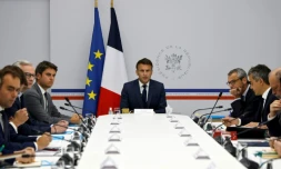 Le prĂ©sident Emmanuel Macron (au centre), flanquĂ© du Premier ministre Gabriel Attal (3e Ă gauche), du ministre de l'Ăconomie Le Maire (2e Ă gauche), du ministre français des ArmĂ©es SĂ©bastien Lecornu (Ă gauche) et du ministre de l'IntĂ©rieur et outre-mer GĂ©rald Darmanin (2e Ă droite), au palais prĂ©sidentiel de l'ElysĂ©e Ă Paris, le 16 mai 2024