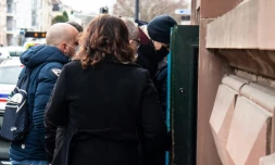 L'ancien nageur Yannick Agnel (d) arrive au tribunal de Mulhouse, le 11 décembre 2021 dans le Haut-Rhin