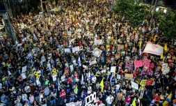 Des manifestants appellent à agir pour obtenir la libération des Israéliens retenus en otages dans la bande de Gaza et un cessez-le-feu dans la guerre contre le Hamas, devant le siège du ministère de la Défense à Tel-Aviv, le 23 août 2025