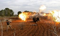 Un combattant antirégime tire des roquettes à partir d'un village près d'Al-Tamanah, lors de combats dans la province d'Idleb, le 11 janvier 2018