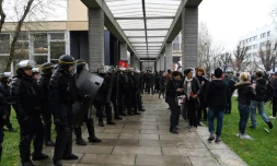Des étudiants et des gendarmes face à face devant l'université de Nanterre le 9 avril 2018