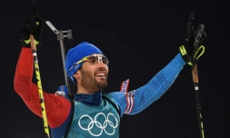 La joie du biathète français Martin Fourcade après sa victoire en mass stard 15 km aux JO, le 18 février 2018 à Pyeongchang