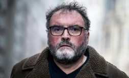 Frédéric Péchier arrive au palais de justice de Besançon le 15 décembre 2025