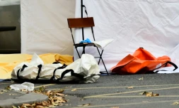 Le corps d'une personne tuée lors de l'attaque de la rue de Charonne, sur le sol le 14 novembre 2015 à Paris