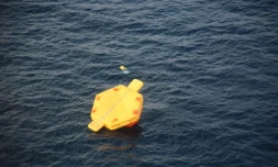 Un probable radeau de sauvetage sorti d'un avion lors d'opérations de recherche et de sauvetage aprÚs qu'un aéronef Osprey américain s'est écrasé en mer au large de l'ßle de Yakushima, au Japon, le 29 novembre 2023