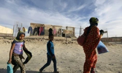 Une mère sahraouies et ses deux enfants vont faire des courses dans le camp de réfugiés de Smara près de près de Tindouf en Algérie, le 25 février 2016 
