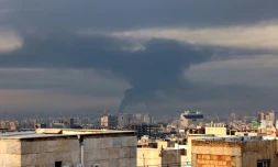 Une colonne de fumée s'élève après une frappe aérienne à Téhéran, le 7 mars 2026 