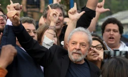L'ex-président brésilien Luiz Inacio Lula da Silva à sa sortie de détention à Curitiba, le 8 novembre 2019