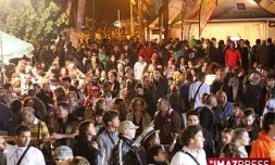 Samedi 8 août 2009 - Sakifo

Plus de 11 000 personnes ont fait le déplacement jusqu'à la Ravine blanche pour la 4ème journée du festival