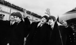 Les Beatles à leur arrivée à l'aéroport John F. Kennedy, le 7 février 1964 à New York