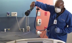 Photo fournie par Allied BioScience le 15 mai 2020 d'un homme appliquant l'antiviral développé par Allied BioScience pour tuer les virus sur les surfaces 