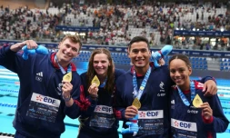 Le relais mixte 4x100 4 nages français, de g à d Maxime Grousset, Marie Wattel, Carl Aitkaci et Mary-Ambre Moluh, sacré champion d'Europe, le 11 août 2026 à Saint-Denis