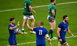 Romain Ntamack (g) félicité par ses coéquipiers après avoir inscrit un essai pour la France contre l'Irlande, lors du Tournoi des six nations, le 31 octobre 2020 au Stade de France