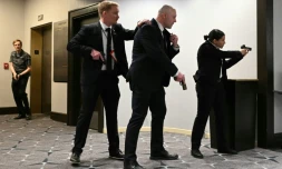 Des agents sont armes au poing après que des détonations ont été entendues au dîner des correspondants de la Maison Blanche, à l'hôtel Washington Hilton, le 25 avril 2026 à Washington