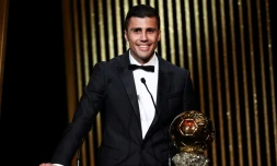 Le milieu de terrain espagnol de Manchester City Rodri reçoit le Ballon d'or lors de la cérémonie 2024, à Paris, le 28 octobre 2024