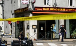 Des gendarmes sur les lieux d'une fusillade dans un café, le 1er juin 2023 à Nantua, dans l'Ain