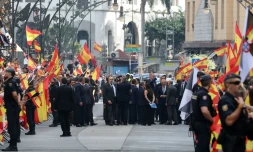 Le roi d'Espagne Felipe VI (C) salue la foule à son arrivée dans l'enclave de Ceuta, le 13 octobre 2026