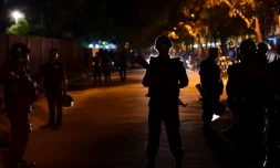 Des forces du sécurité bangladaises sécurisent le périmètre à l'extérieur du restaurant où une prise d'otages revendiquée par le groupe Etat islamique (EI) était en cours, le 2 juillet 2016