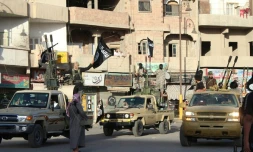 Photo diffusée sur le site jihadiste Welayat Raja, le 30 juin 2014, montant des jihadistes du groupe Etat islamique paradant dans une rue de Raqa, en Syrie