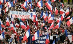 Des manifestants loyalistes à Nouméa, le 13 avril 2024