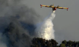 Un Canadair en action près de Vitrolles le 10 août 2016