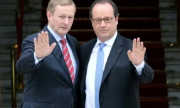 Le Premier irlandais Enda Kenny (g) accueille François Hollande à Dublin le 21 juillet 2016