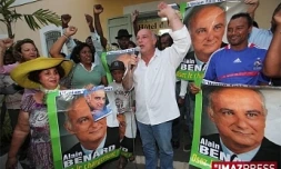 Mardi 11 août 2009

Alain Bénard et ses partisans à la mairie de Saint-Paul