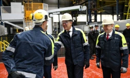 Le secrétaire général de l'Otan Mark Rutte (c) et le ministre britannique de la Défense John Healey (d) visitent l'entreprise publique de défense Sheffield Forgemasters, le 9 juin 2025 à Sheffield, dans le nord de l'Angleterre